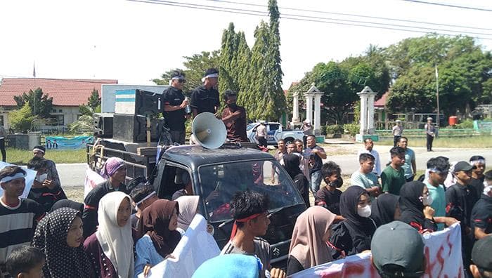 Massa Mahasiswa Aceh Singkil Demo di Kantor DPRK, Tuntut Solusi Persoalan Daerah