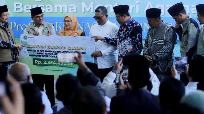 Menag Salurkan Bantuan untuk 4.119 Mahasiswa UIN Ar-Raniry Terdampak Banjir