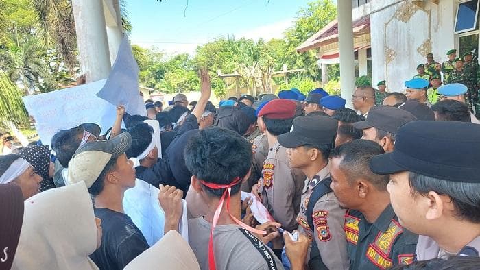 Massa Aceh Singkil Desak Pemakzulan Bupati, Terobos Kantor DPRK