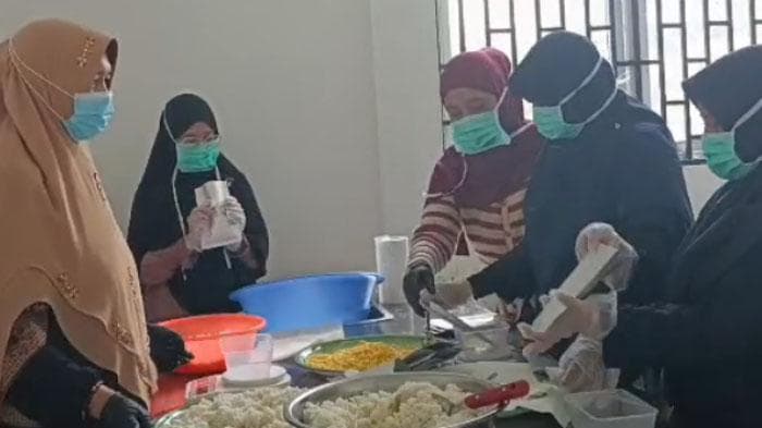 Satgas USK Produksi Nasi Siap Saji untuk Korban Bencana di Aceh