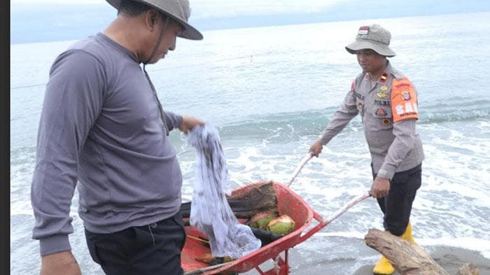 Gotong Royong Bersihkan 1 Km Pantai Ujong Blang, Warga Lhokseumawe Peduli Lingkungan