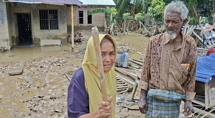 Pasutri Lansia Asal Peudada Bireuen Pasrah Rumah Kembali Dipenuhi Lumpur