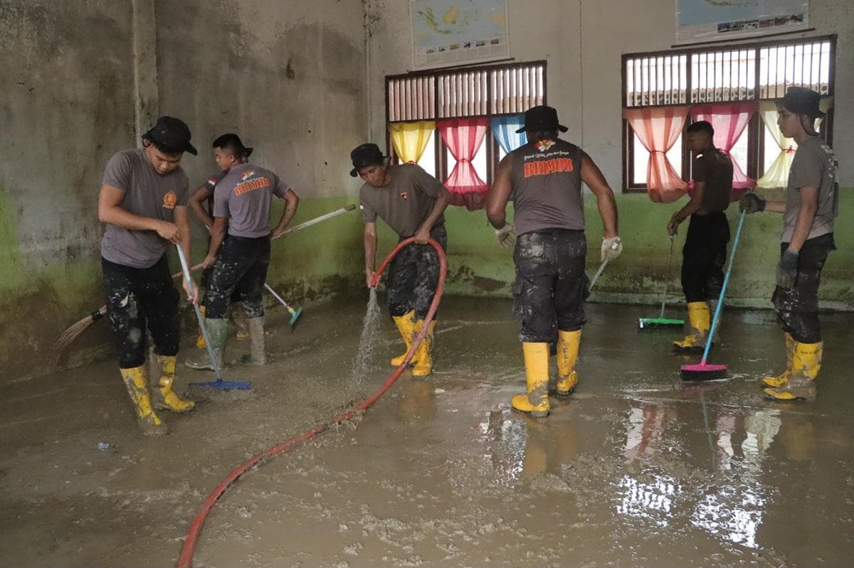Brimob Kaltim Bersihkan SDN 8 Samudera Aceh Utara Pasca Banjir