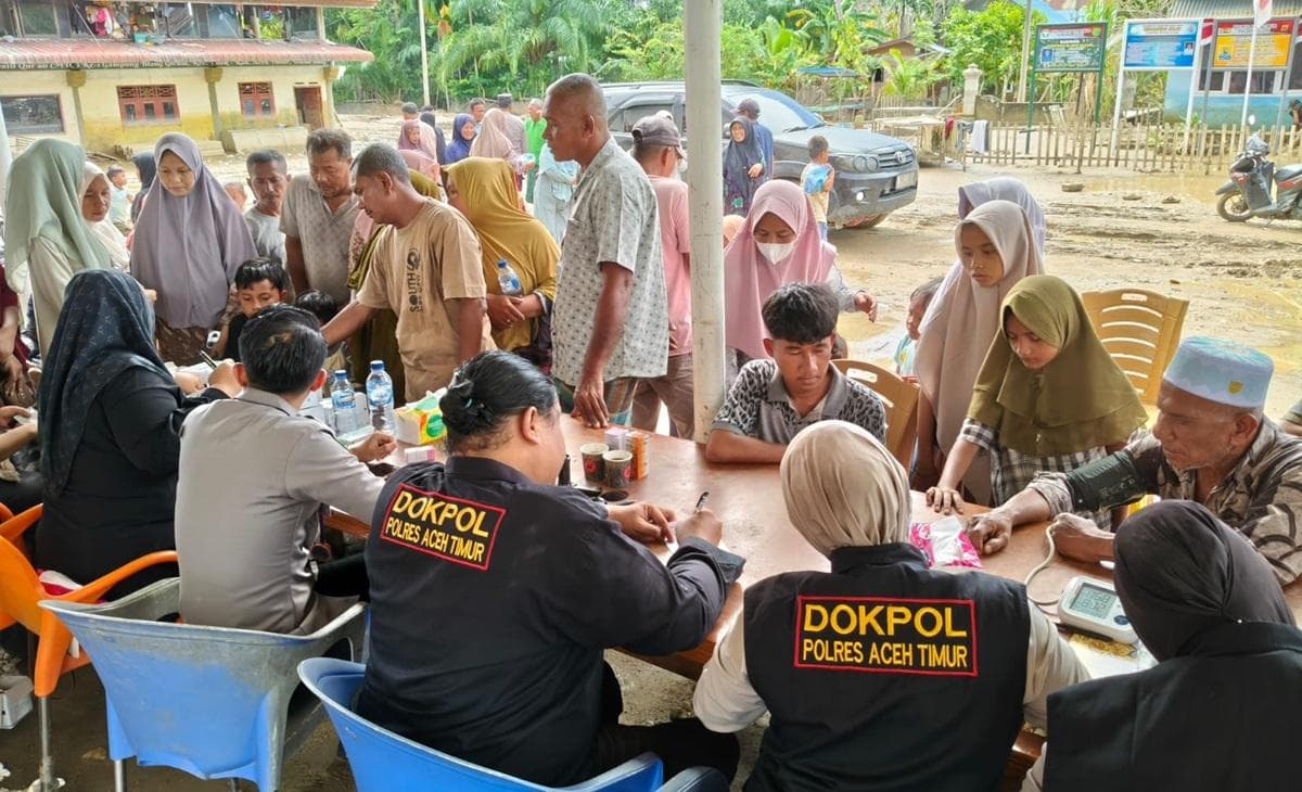 Tim Medis Polres Aceh Timur dan Polda Jawa Barat Bantu Pengobatan danamp; Trauma Healing Korban Banjir 