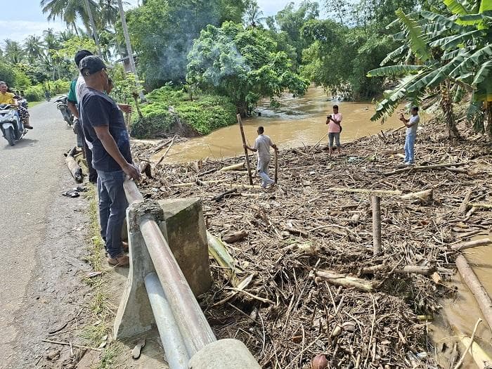 Banjir Luapan Terjang Jeunieb, Keuchik Beberkan Penyebab danamp; Minta Solusi Ini