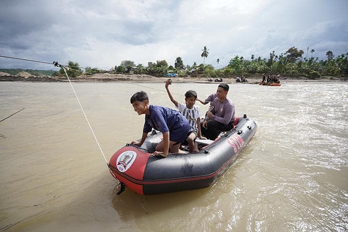 Mahasiswa PTIK Donasikan Perahu Karet untuk Penyeberangan Korban Banjir di Aceh Utara