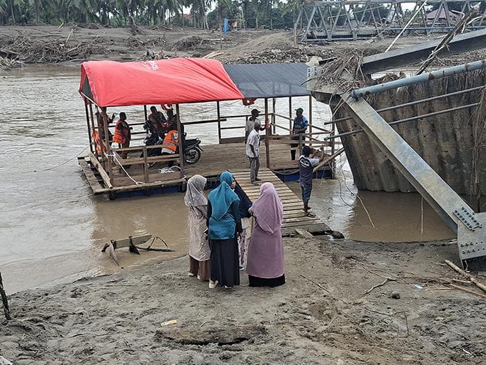 Perahu Ketek Jadi Penghubung Harapan Warga Bireuen Pasca Jembatan Putus