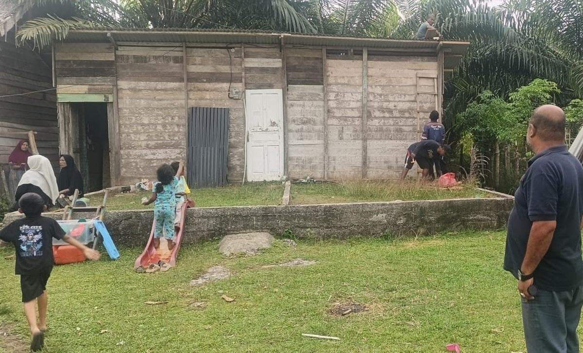 Warga Cot Kumbang Aceh Barat Dapat Bantuan Perbaikan Rumah Pasca Puting Beliung