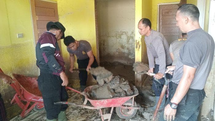 Poskesdes Keurumbok Bireuen Masih Berlumpur, Polres Turun Tangan Bantu