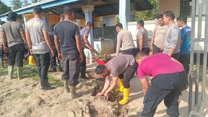 Polres Bireuen Bersihkan Fasum di Gampong Kulu Pascabanjir, Warga Haru