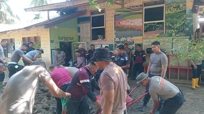 Polres Bireuen Bersihkan Lumpur di TK Ash-Shafiyah Peusangan