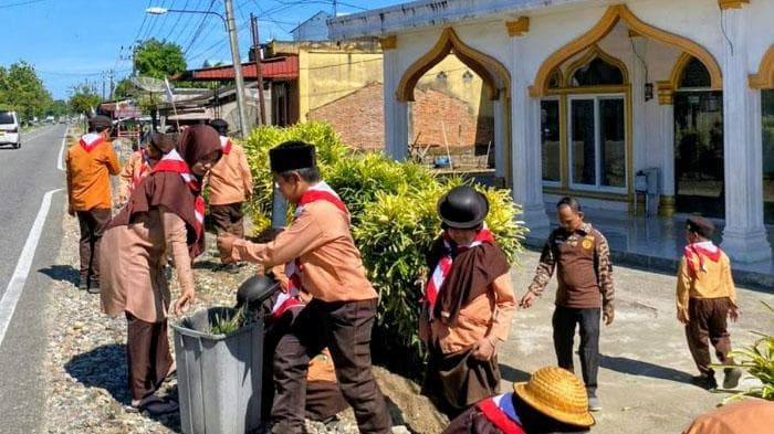 Pramuka Aceh Barat Daya Bersihkan Masjid dan Mushala Menyambut Ramadan
