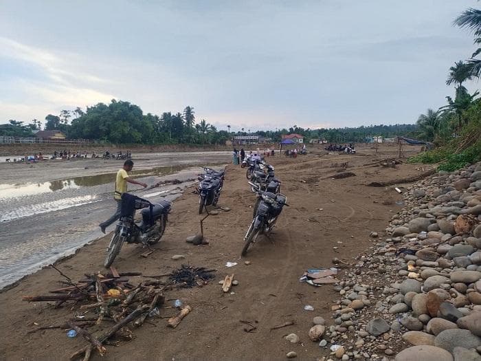 Rakit Penyeberangan Pelajar Sawang Hanyut, Akses Sekolah Terputus