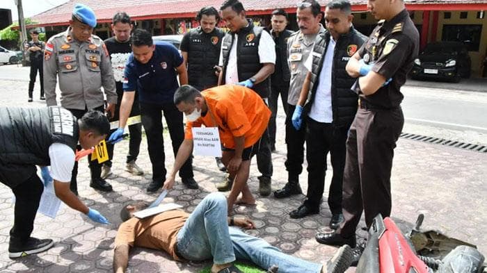 Rekonstruksi Pembunuhan di Peureulak Barat: Tersangka Bacok Korban karena Tersinggung