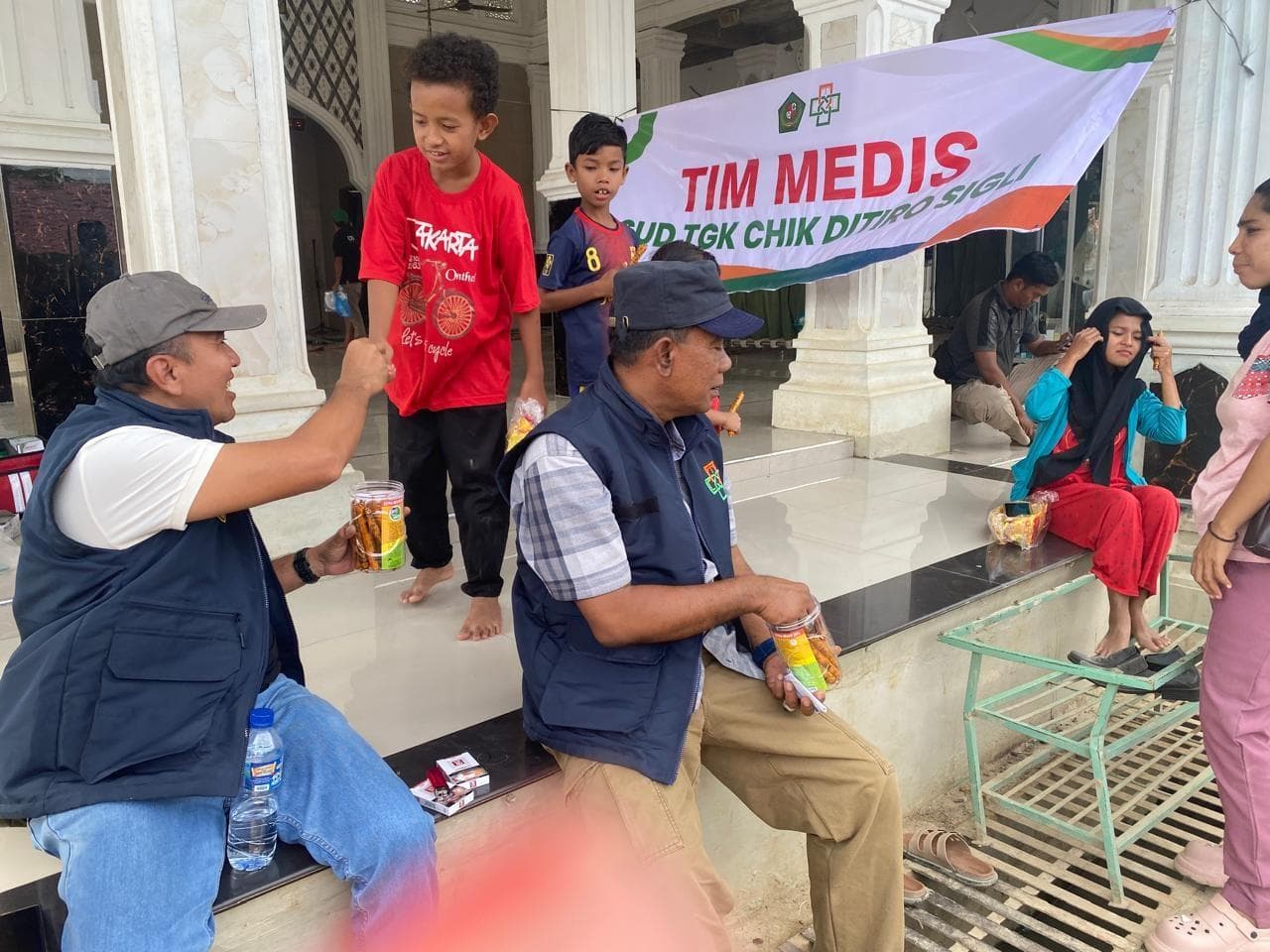 Direktur RSUD Sigli Duduk di Tengah Ratapan Anak Pengungsi Aceh Tamiang