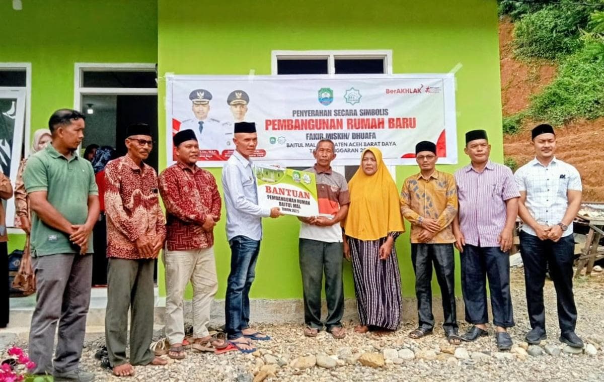 Wabup Abdya Serahkan Rumah Layak Huni ke Warga Miskin Aceh Barat Daya
