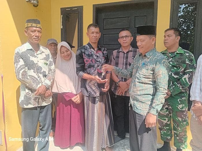 Bilal Masjid Baitussalam Cot Tufah Gandapura Terima Rumah Layak Huni