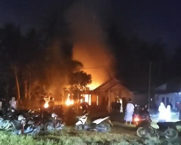 Dua Anak Yatim di Bireuen Kehilangan Rumah dalam Kebakaran Malam