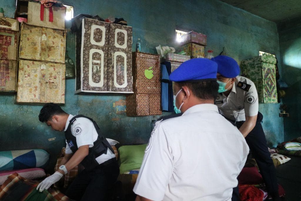 Rutan Singkil Geledah Rutin Kamar Warga Binaan untuk Cegah Narkoba dan HP Ilegal