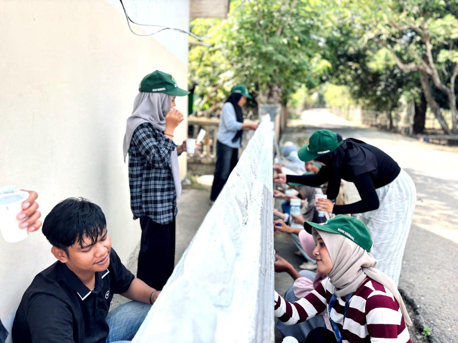 Mahasiswa Unimal Revitalisasi Pagar Meunasah Desa Kuala, Aceh