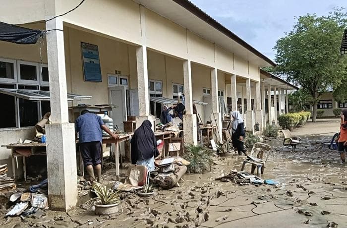 SMAN 1 Peusangan Siblah Krueng Bireuen Masih Penuh Lumpur, Proses Belajar Terhambat