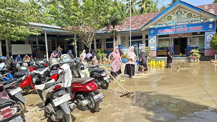 32 Sekolah di Pidie Mulai KBM Pasca Banjir, Guru Gotong Royong Bersihkan Lumpur
