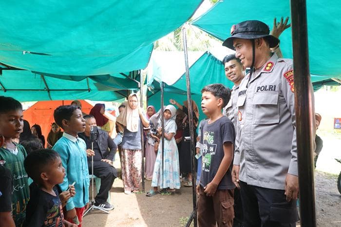 Kapolres Lhokseumawe Salurkan Bantuan dan Motivasi Anak-Anak Korban Banjir di Riseh Tunong