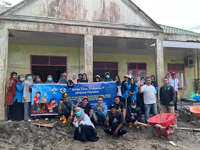 Puskesmas Simpang Mamplam Bersihkan Pustu Peusangan dari Lumpur Banjir