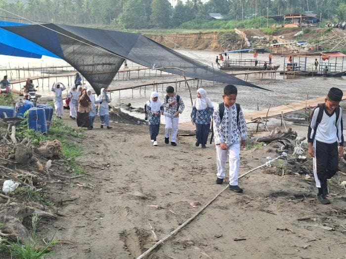 Jembatan Ambruk di Bireuen, Siswa dan Guru Naik Boat ke Sekolah