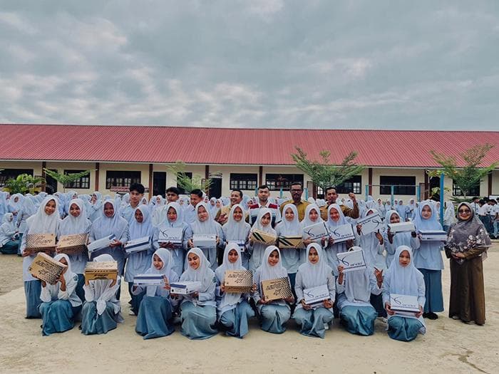 500 Siswa Banjir Aceh Utara Terima School Kits dari SMA Negeri 1 Matangkuli