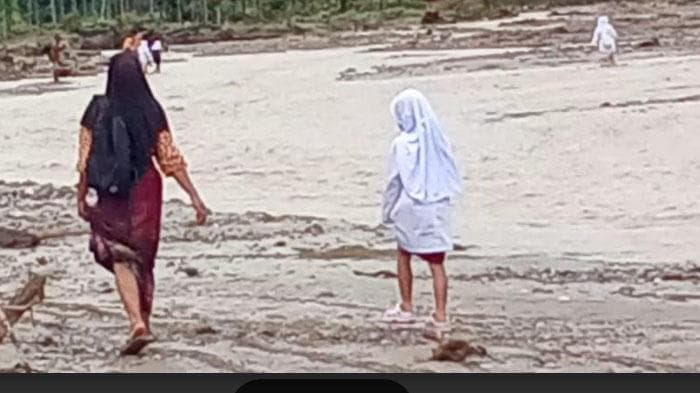 Jembatan Pining Hancur, Anak Sekolah Seberangi Sungai Deras Setiap Hari