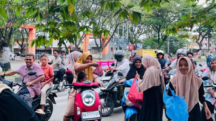 Siswa SMA Negeri 9 Banda Aceh Bagikan 600 Takjil untuk Warga dan Panti Asuhan