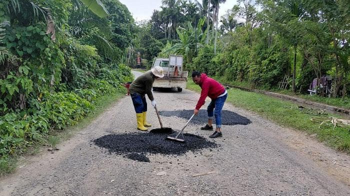 Dinas PUPR Abdya Tambal Jalan Rusak di Gampong Lhung Tarok untuk Keamanan Warga