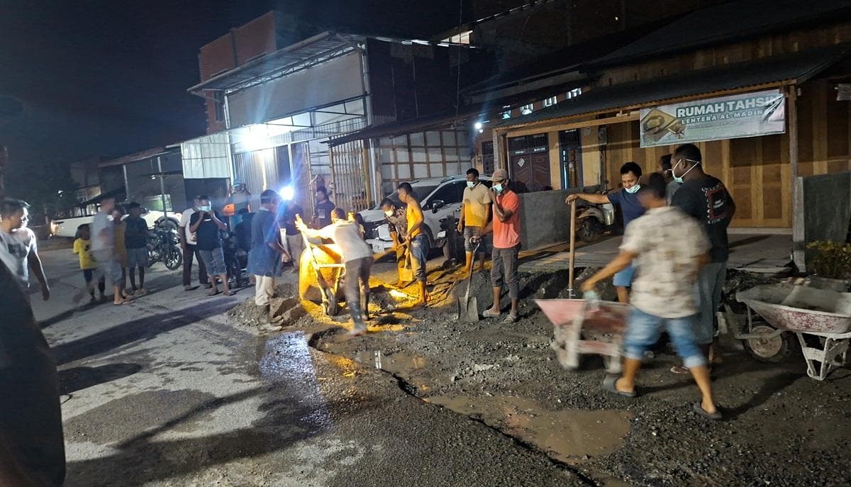 Warga Gampong Gampa Tambal Lubang Jalan Kiblat untuk Cegah Kecelakaan