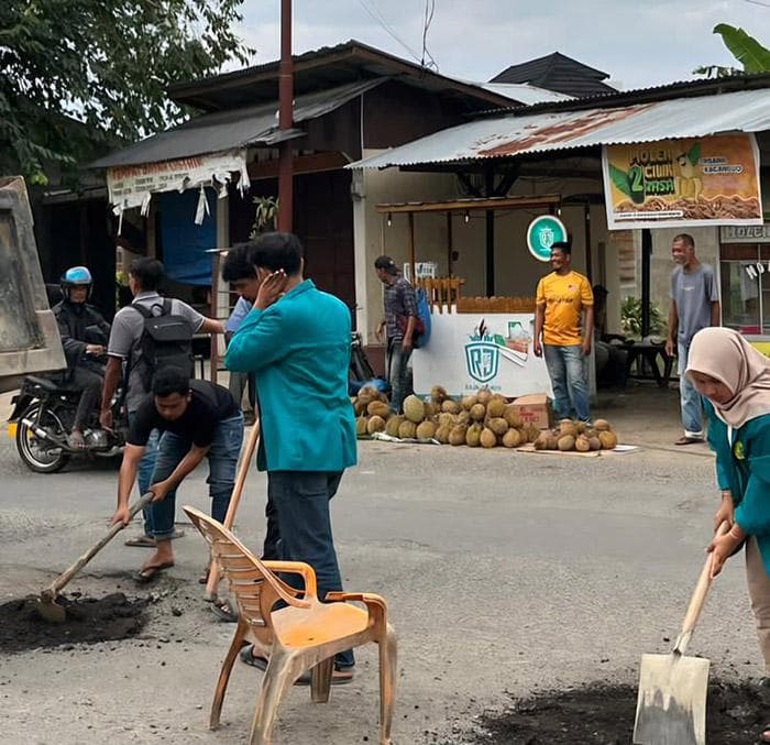 Mahasiswa Umuslim Timbun Jalan Desa di Bireuen Pasca Banjir 2026