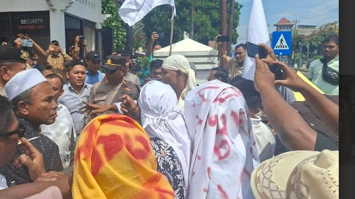 Warga Nagan Raya Tolak Penutupan Tambang Emas, Aksi Unjuk Rasa di DPRK