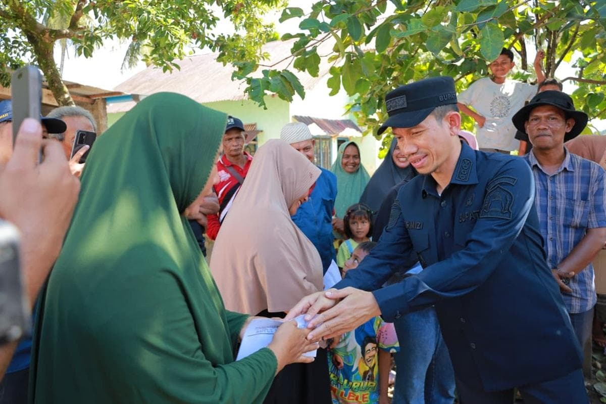 Bupati Aceh Barat Serahkan Tunai dan Sembako untuk Korban Banjir
