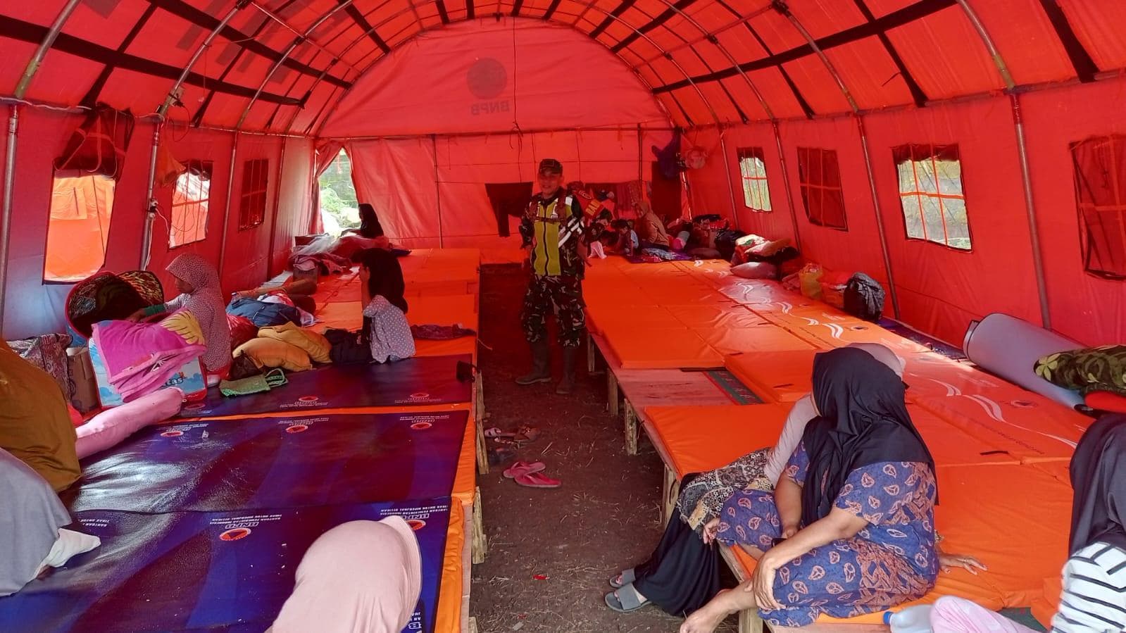 Satgas Gulbencal Kodam IM Bangun Fasilitas Tidur di Tenda Pengungsian