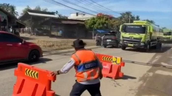 Lima Truk CPO Nekat Terobos Barikade Jembatan Kutablang Bireuen
