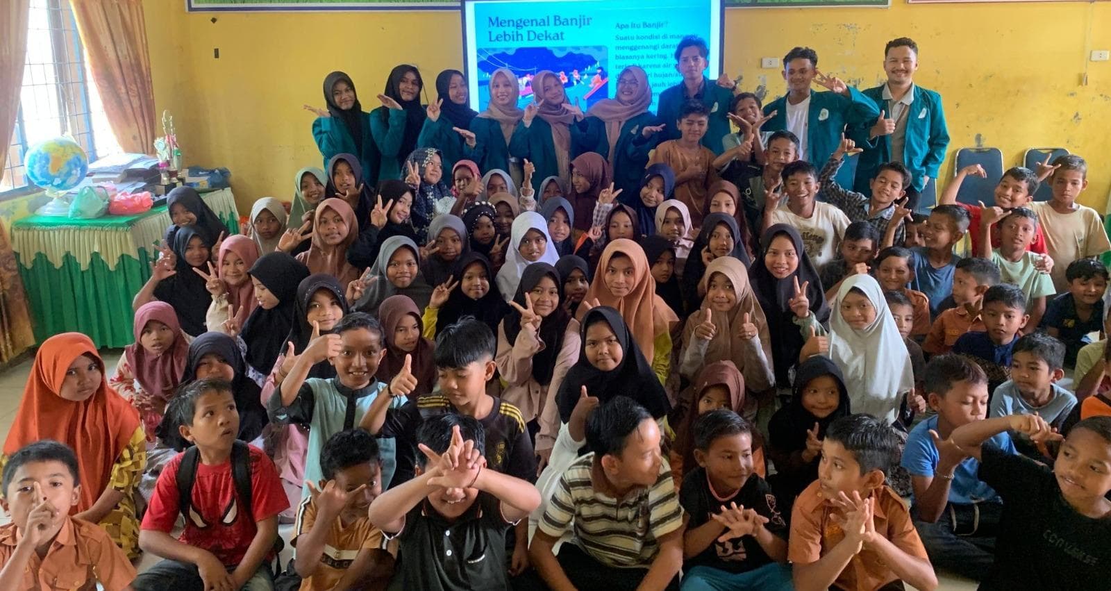 Mahasiswa Edukasi Siswa SD Baktiya Cegah Banjir di Aceh Utara