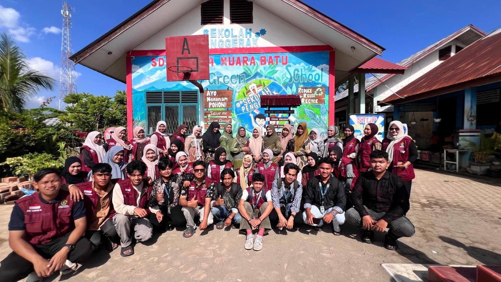 Mahasiswa KKN Unimal Pasang Plang Lorong untuk Tingkatkan Navigasi di Gampong Keude Bungkaih