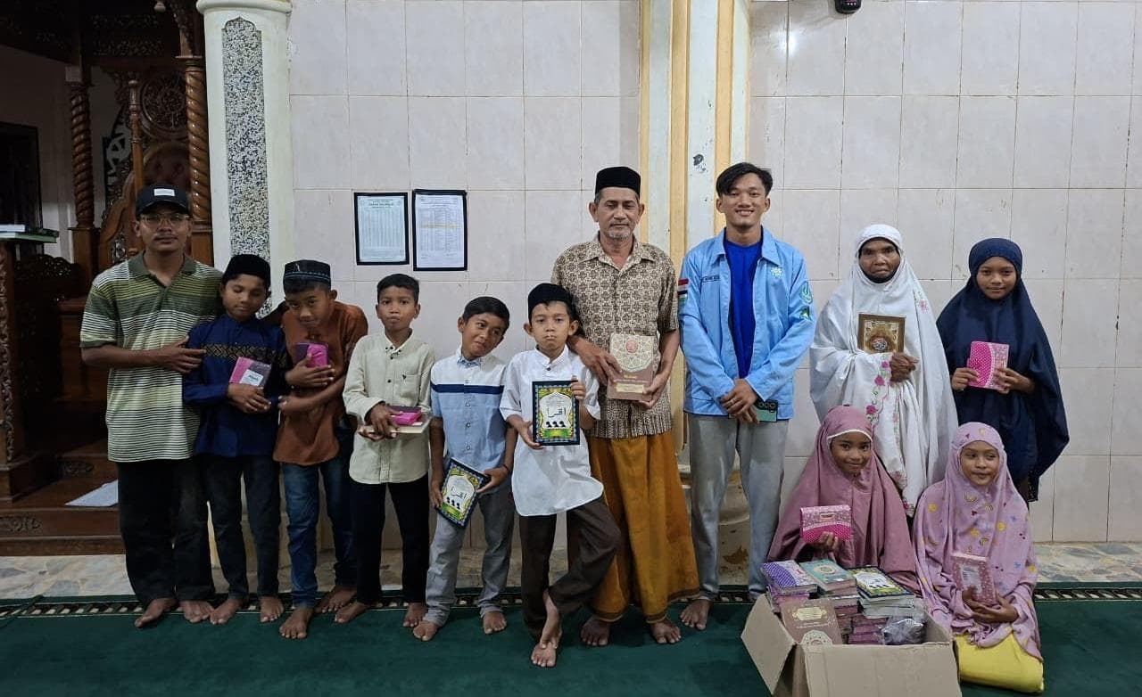 LDK Al-Kautsar Salurkan Al-Quran untuk Warga Banjir Aceh Utara