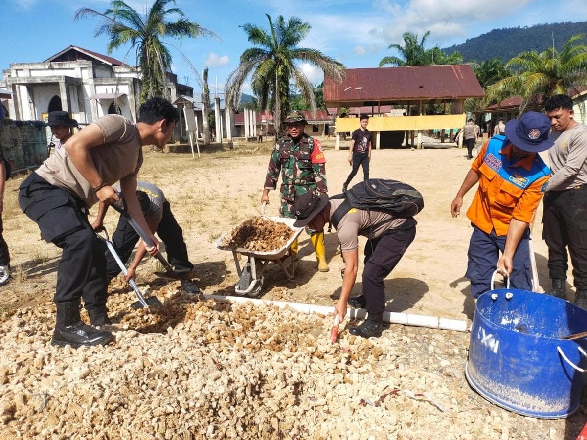 TNI, Polri, dan BPBD Laksanakan Pembersihan Pasca-Banjir di Desa Ladang Rimba Aceh Selatan