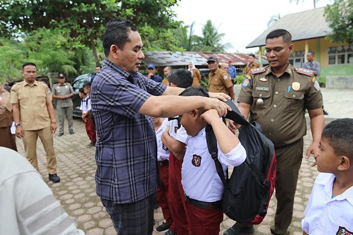 820 Paket Perlengkapan Sekolah Diserahkan Wali Kota Lhokseumawe untuk Siswa Terdampak Banjir