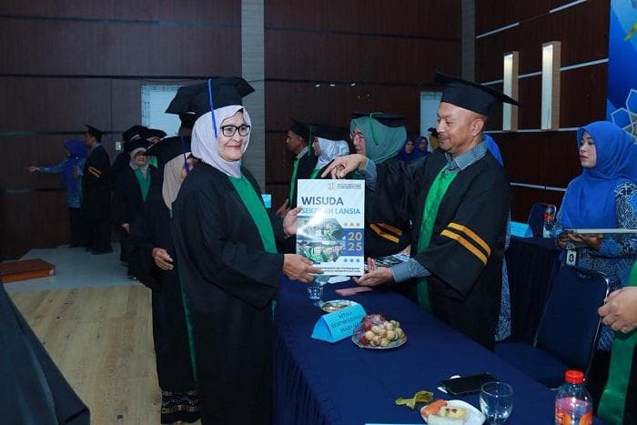 177 Lansia Aceh Jaya Lulus Sekolah, Bupati Safwandi Wisuda dan Beri Semangat