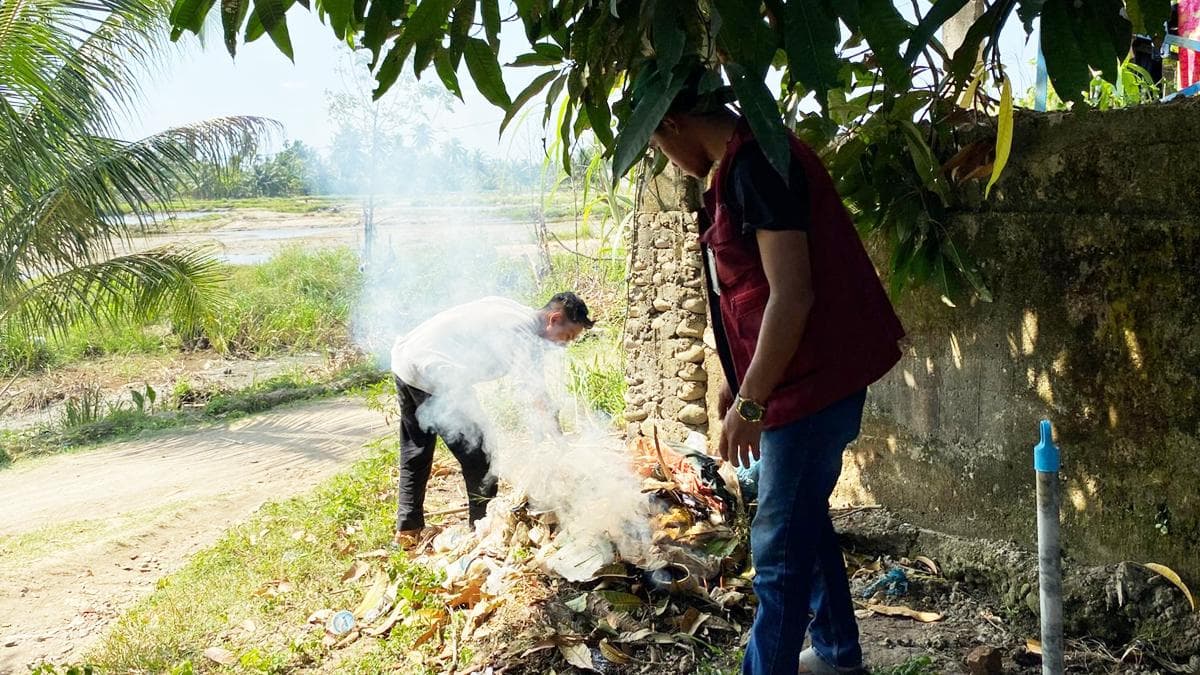 Mahasiswa Unimal Bersihkan Dusun Teungeuh, Aceh Utara: Gotong Royong untuk Kebersihan Lingkungan