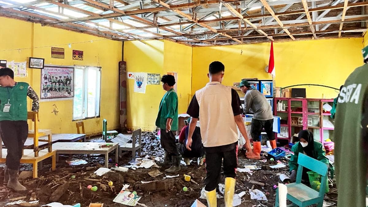 Mahasiswa Unimal Bersihkan PAUD di Aceh Tengah untuk Anak-Anak