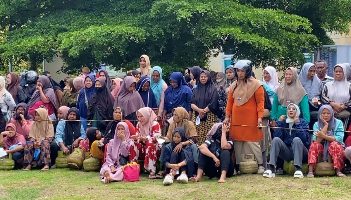 Demi Gas LPG 3 Kilogram, Kaum Emak-emak di Lhokseumawe Rela Antre Lama