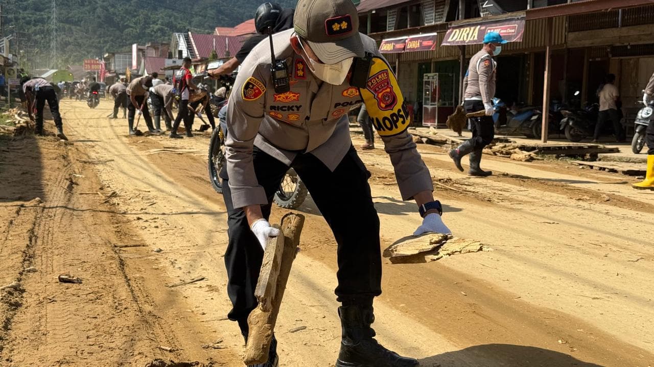 Ratusan Polisi Bersihkan Material Banjir Bandang di Trumon