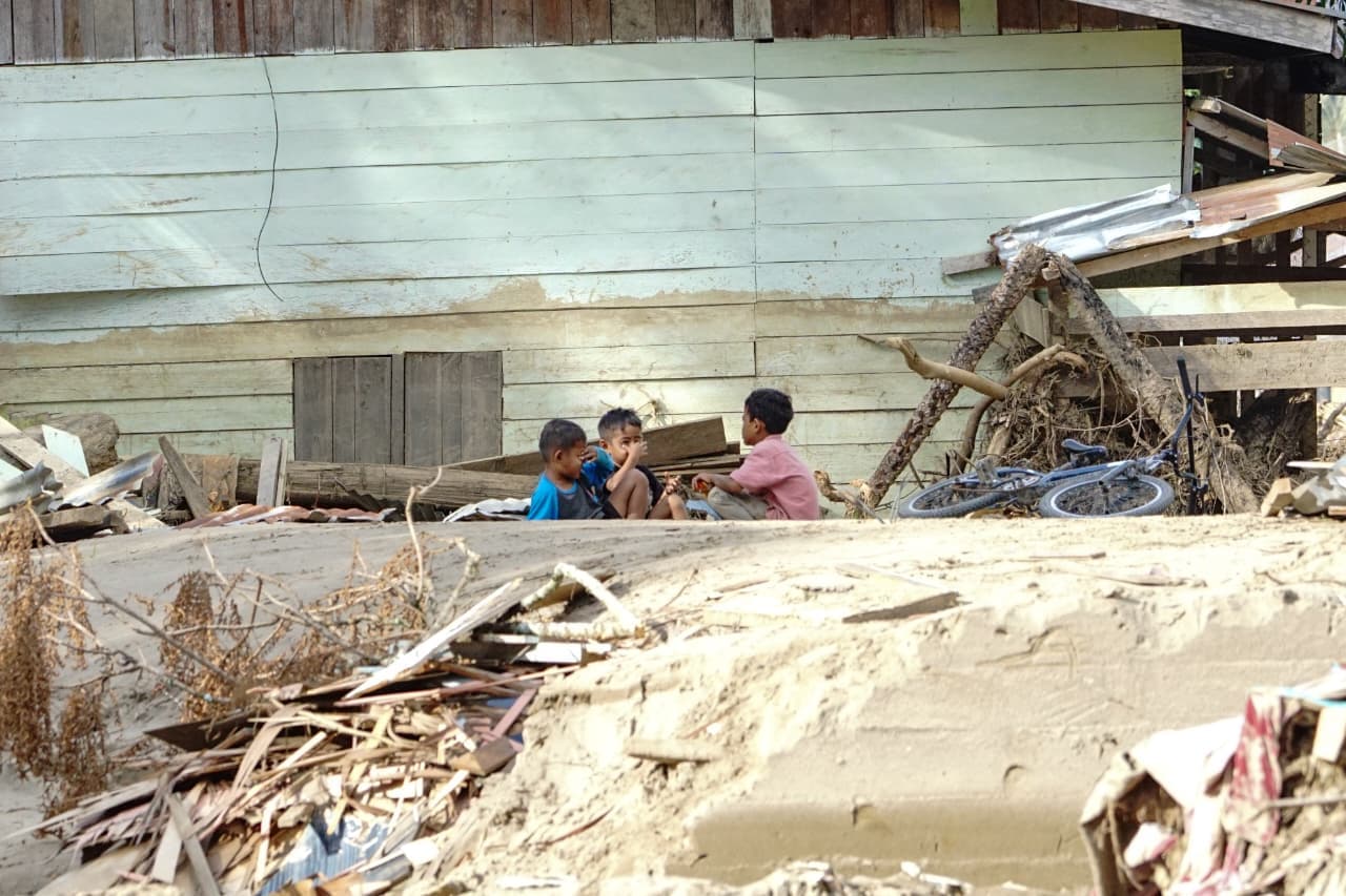 Bertahan dengan Sumber Air Bersih yang Tak Lagi Jernih